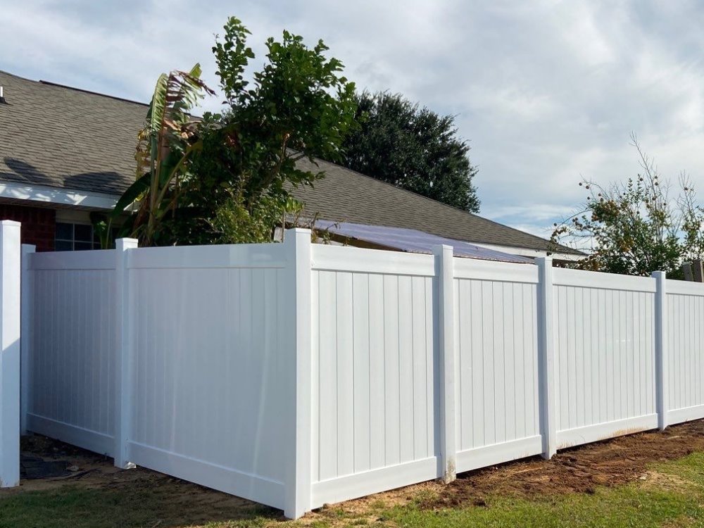 Photo of a white vinyl privacy fence