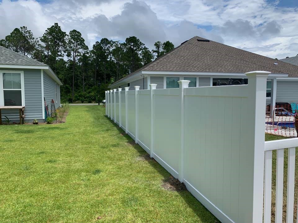 Photo of a vinyl privacy fence in Pensacola, FL